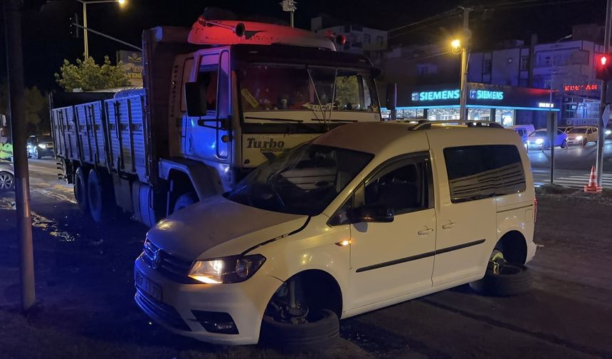 Şanlıurfa’da Kamyon ile Hafif Ticari Araç Çarpıştı: 1 Yaralı