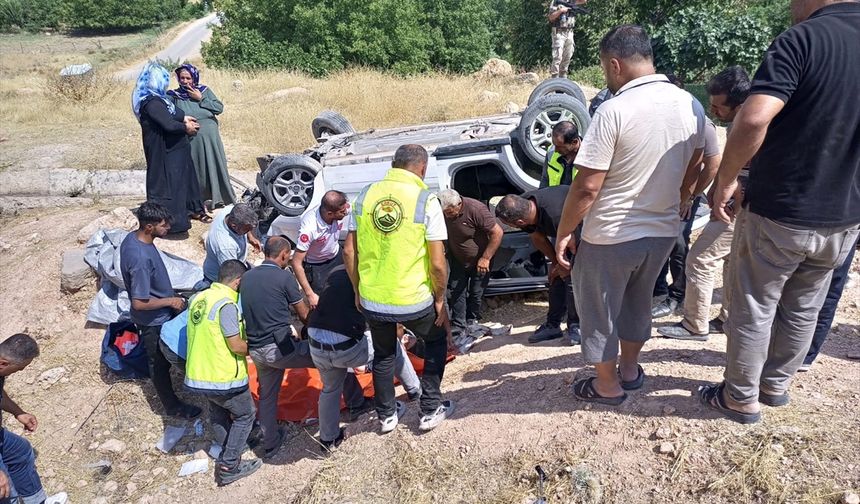 Devrilen hafif ticari araçta 4'ü ağır 7 kişi yaralandı