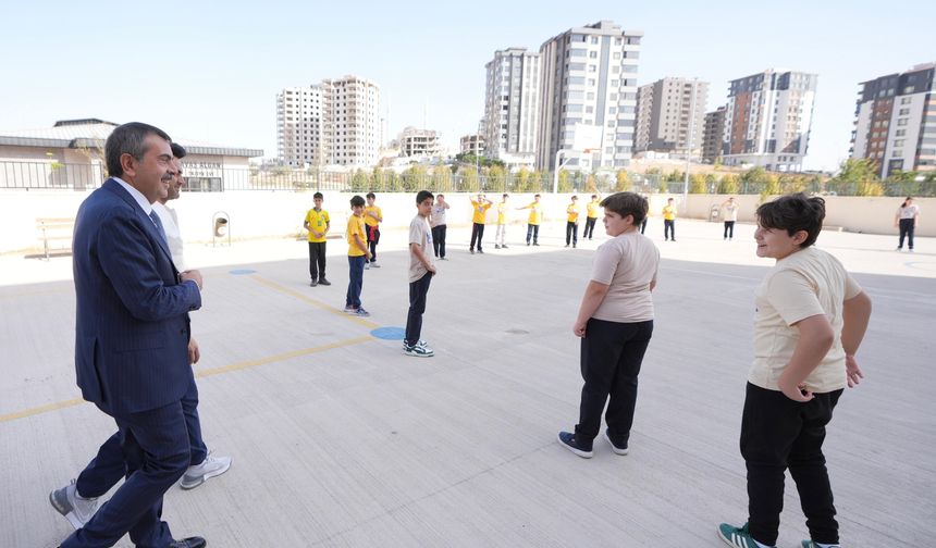 Bakan Tekin'den Gaziantep'te bir okula sürpriz ziyaret