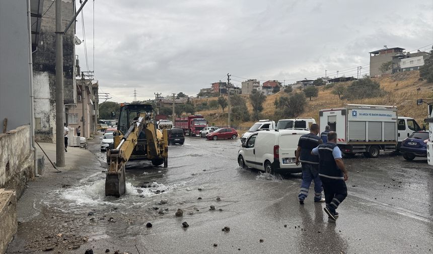 İzmir’de su borusu patladı, mahalleli tepki gösterdi