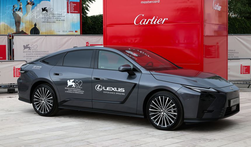 Lexus'un yeni ES Sedan Venedek Film Festivalinde
