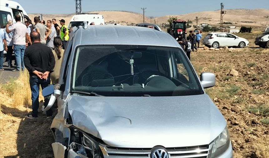 Motosiklet ile hafif ticari araç çarpıştı, 4 kişi yaralandı