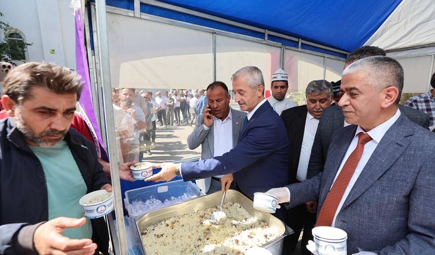 Şahinbey Belediyesi ahilik haftası nedeniyle pilav dağıttı