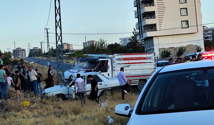 Otomobille kamyonet çarpıştı 3 yaralı