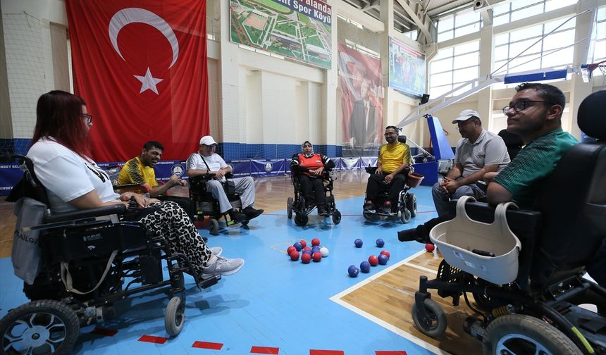 Engelli kalan kadın, boccia ile yaşama tutundu