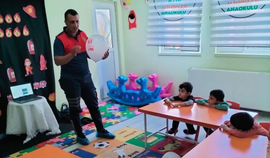 Besni'de Minik Öğrencilere İtfaiyecilik Anlatıldı