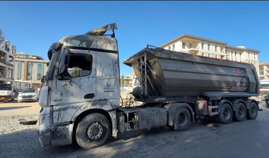 Adıyaman'da hafriyat kamyonundaki beton caddeye yayıldı - Videolu Haber