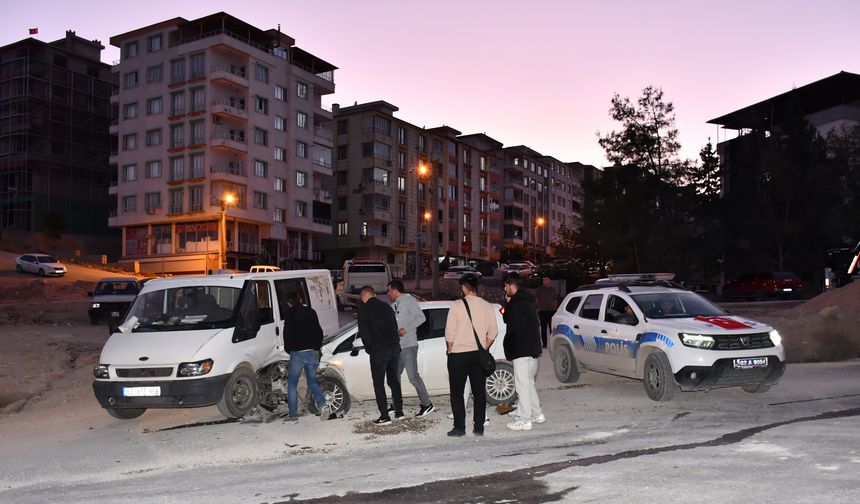 Besni'de zincirleme trafik kazasında 5 kişi yaralandı