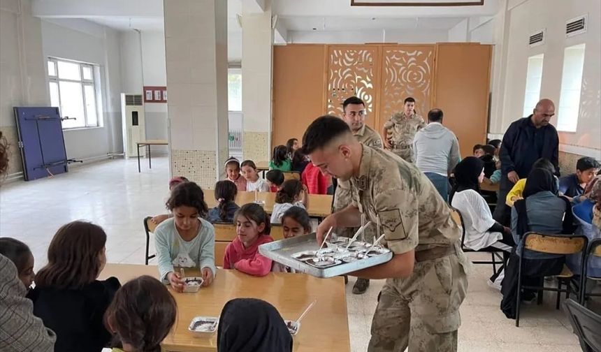 Batman'da köy okuluna jandarma mesleği tanıtıldı