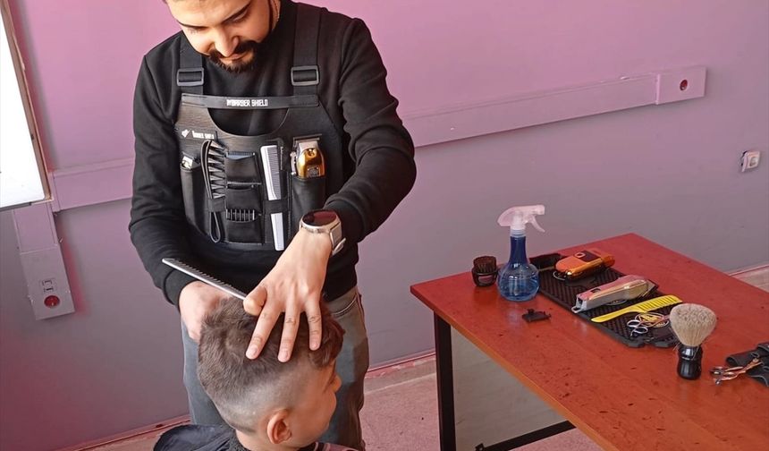 Batman'da öğrenciler ücretsiz tıraş edildi