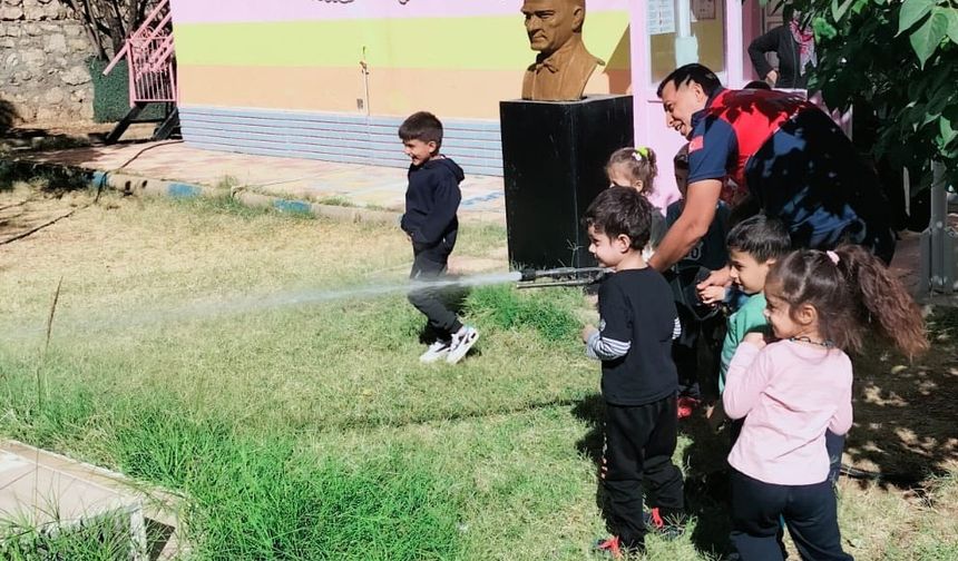 Besnili Minikler İtfaiyeciliği Sevdi