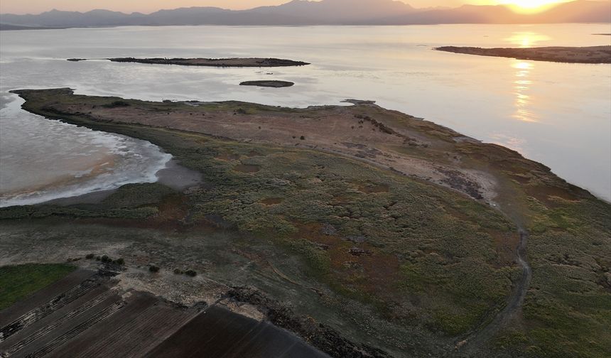 Beyşehir Gölü'nde kuraklık adaları birleştirdi
