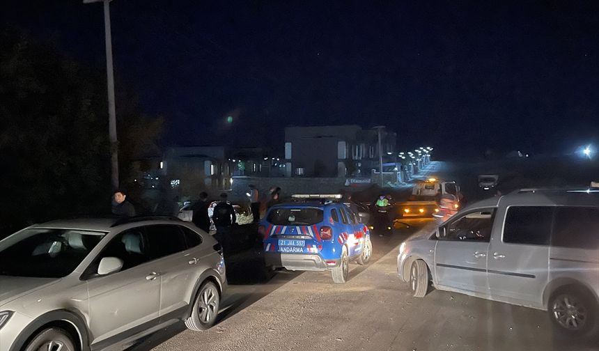 Kaçan sürücü 2'si polise ait 3 araca çarptı