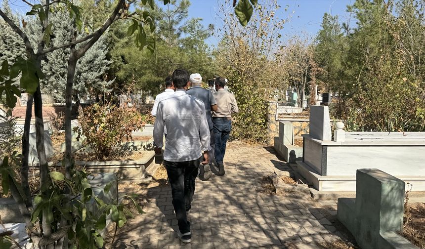 Öldürülen Kadının Kabrini Ailesi İlk Kez Ziyaret Etti