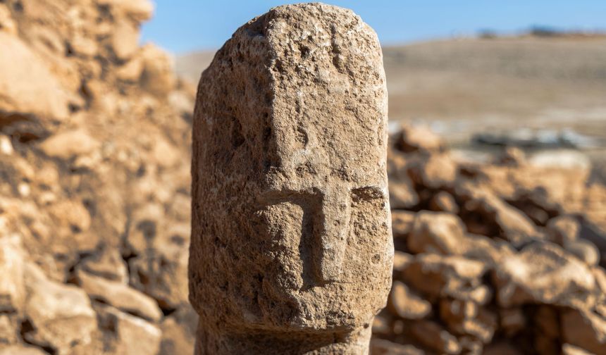 Karahantepe'de insan yüzlü T biçimli dikilitaş bulundu