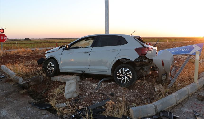 Minibüs ile otomobilin çarpıştığı kazada 12 kişi yaralandı