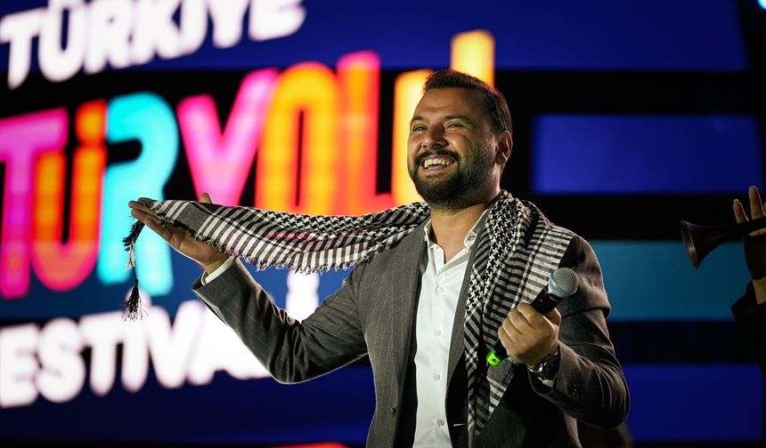 Sanatçı Alişan Mardin Kültür Yolu Festivali'nde konser verdi