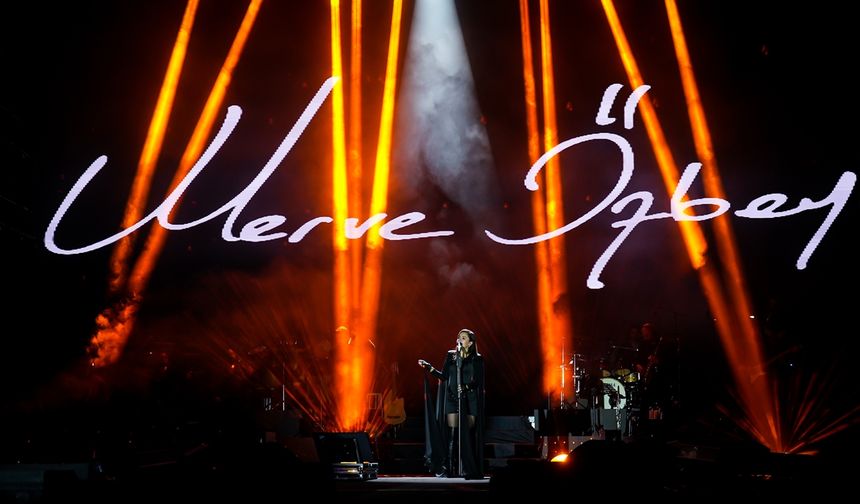 Merve Özbey Mardin'de konser verdi