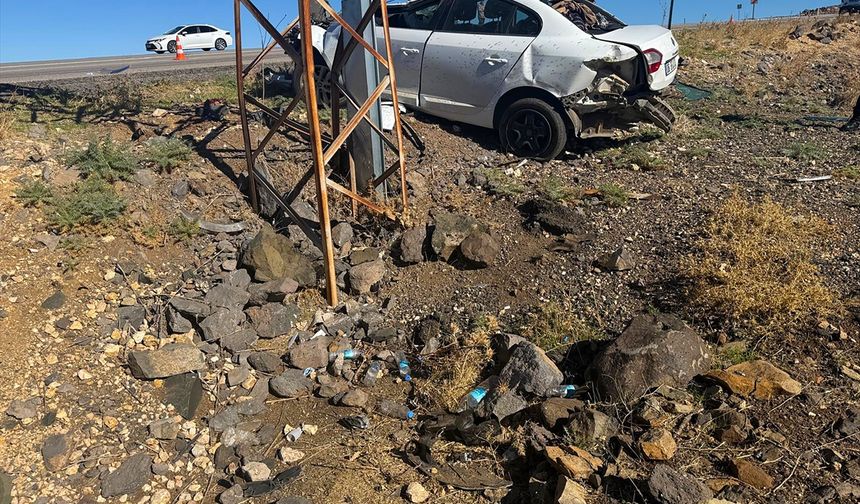 Elektrik direğine çarpan otomobilin sürücüsü yaralandı