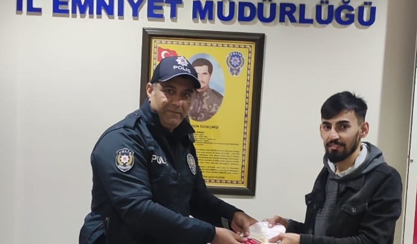 Siirt’te vatandaş ATM’deki para ve kartı polise teslim etti