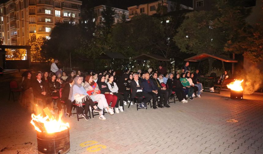 Sinema otobüsünden pansiyonda kalan öğrencilere seans