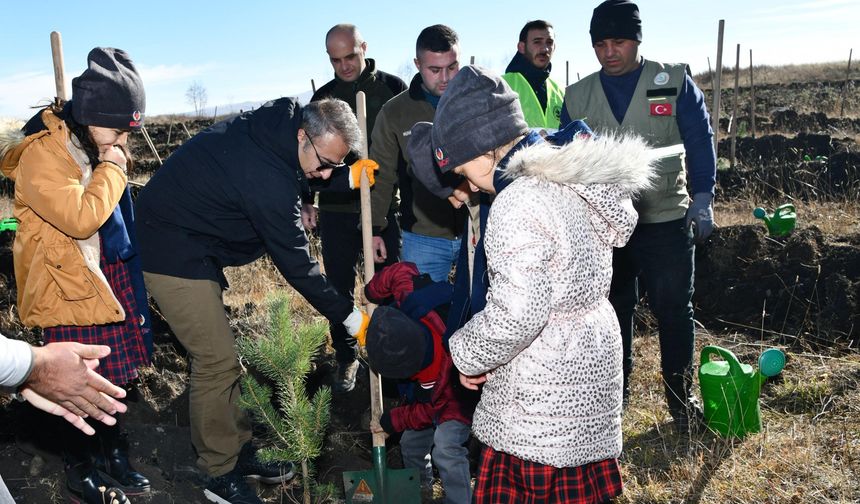 Ardahan’da öğrenciler fidan dikti.