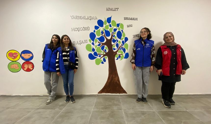 Besni'de Gönüllü Gençlerden İlkokula Renkli Dokunuş