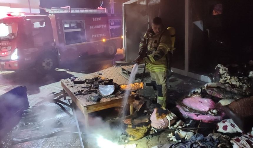 Besni’nin Sarıkaya Köyünde Konteyner Yandı