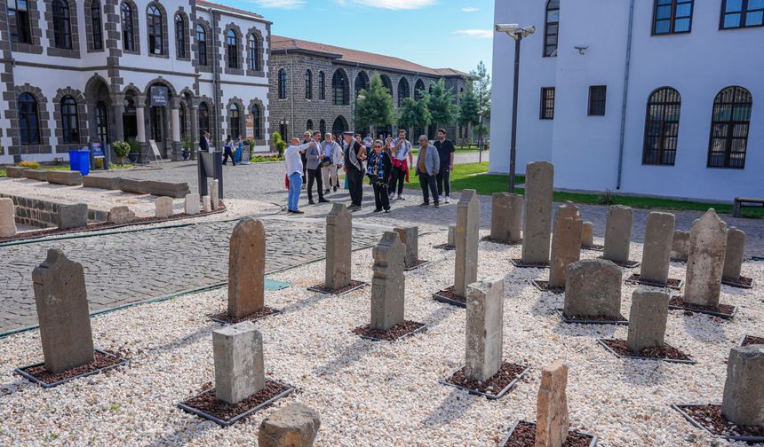 Diyarbakır'da 'Medeniyetler Mezarlığı' sergisi açıldı