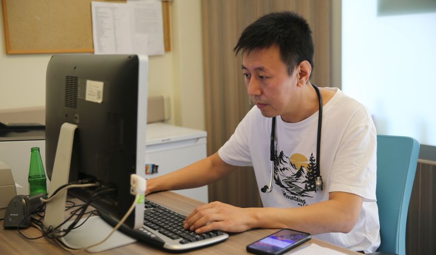 Eruh'ta Çinli doktor hastalara şifa dağıtıyor