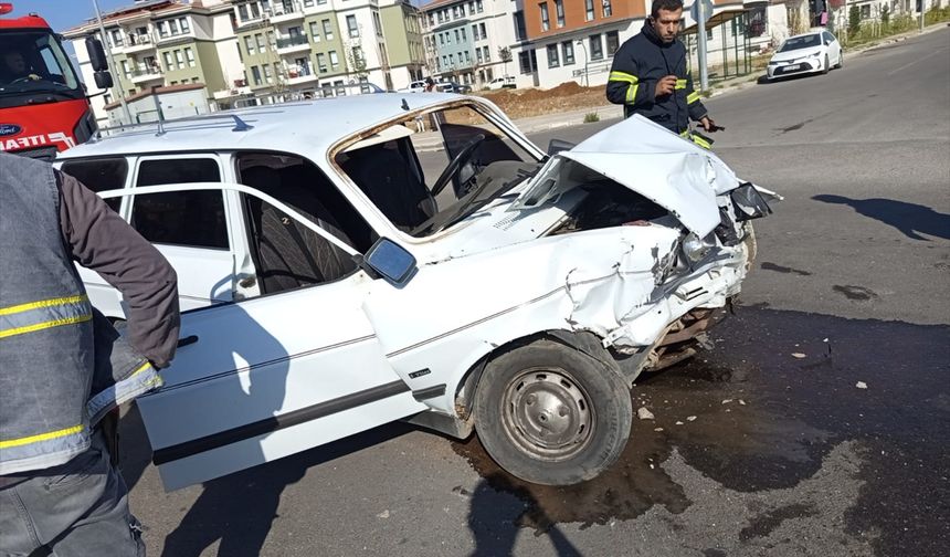Gaziantep'te 2 otomobilin çarpıştığı kazada 4 kişi yaralandı