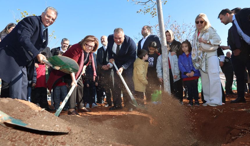 Gaziantep'te 'Yeşil Antep' projesiyle 120 ağaç dikildi