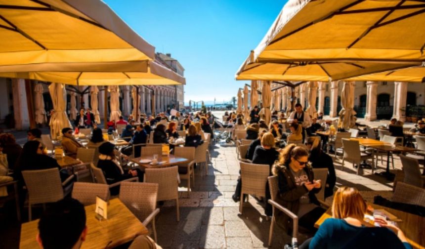 Kafe ve restoranlarda zorunlu masa ücreti yasaklandı