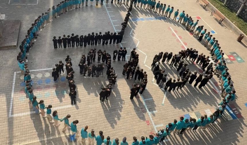 Kilis'te ilkokul öğrencilerinden Atatürk koreografisi