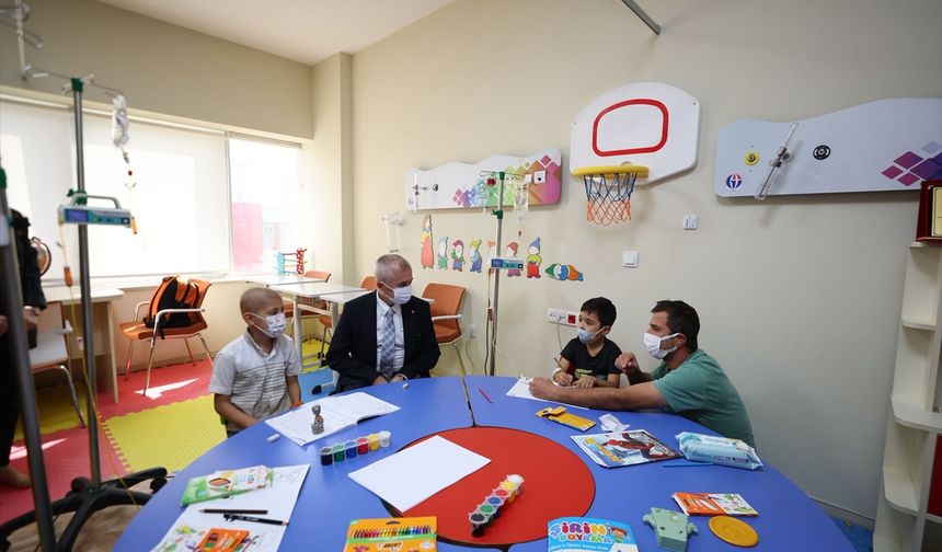 Tahmazoğlu, lösemili çocukları ziyaret etti