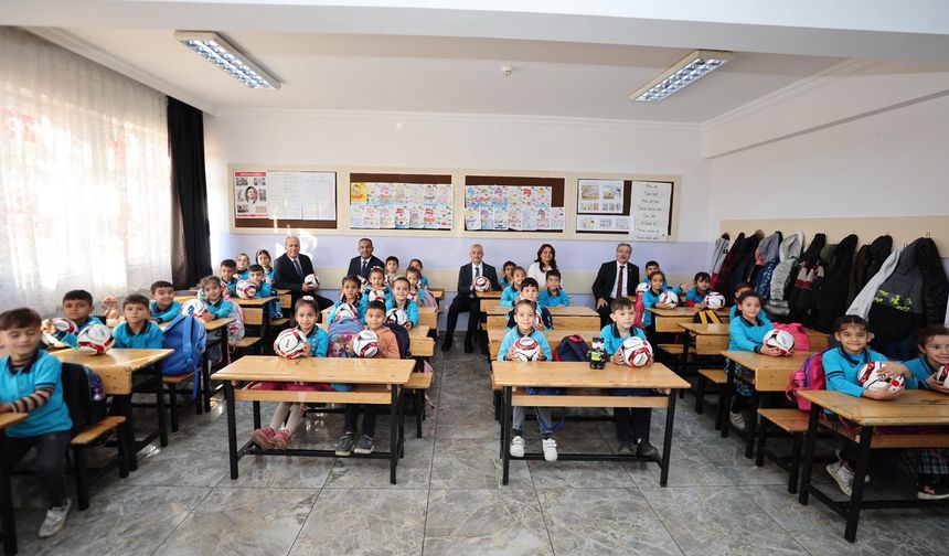 Şahinbey’den okulunu temiz tutan öğrencilere top ödülü