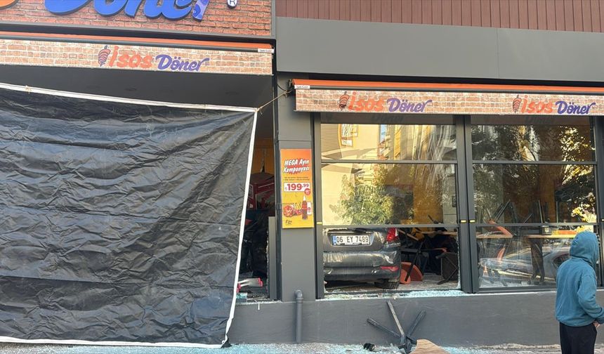 Kontrolden çıkan otomobil dönerci dükkanına girdi