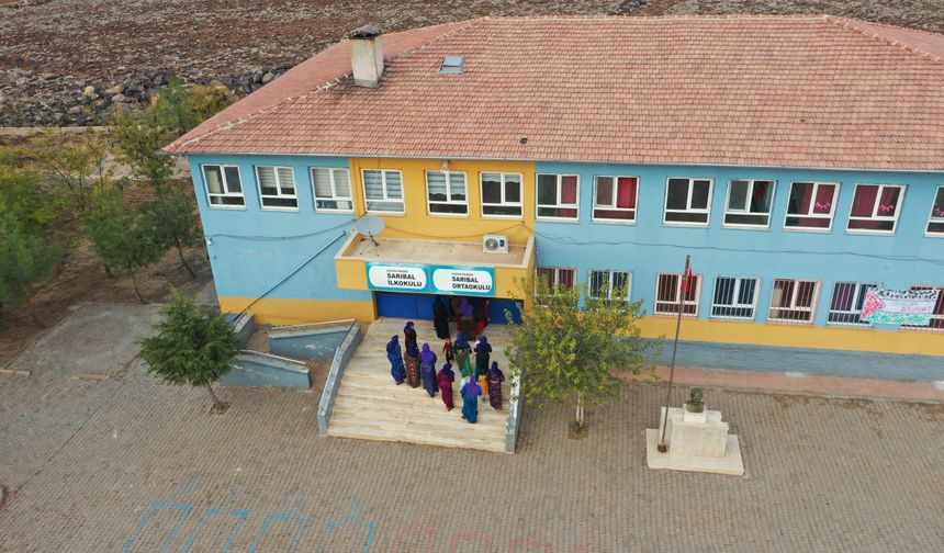 Öğretmenler hem çocukları hem de annelerini okutuyor