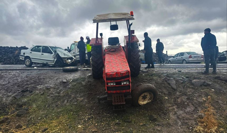 Otomobille traktör çarpıştı: 5 kişi yaralandı