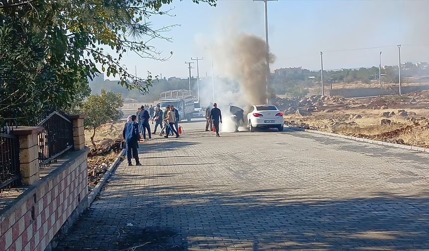 Şanlıurfa’da Seyir Halindeki Otomobil Alev Aldı