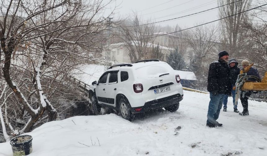 Adıyaman'da kaza yapan araç köprüde askıda kaldı