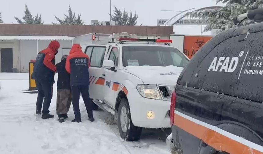 Adıyaman'da karda mahsur kalan hastalar kurtarıldı