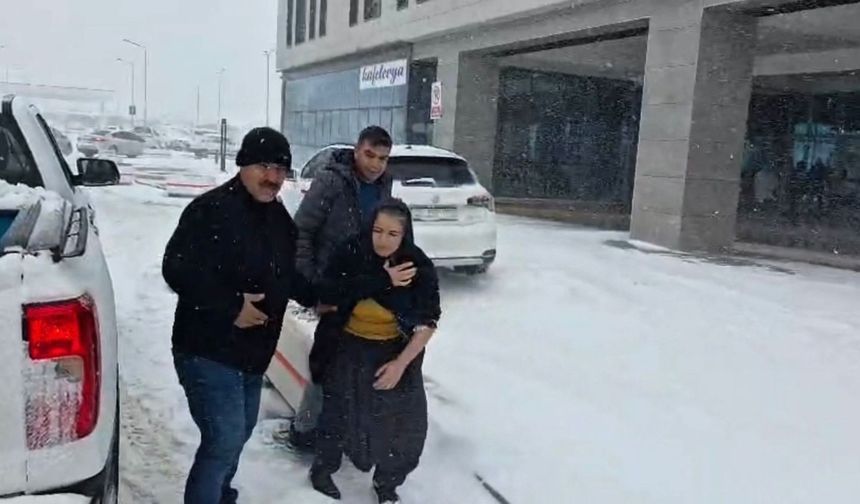 Karda mahsur kalan hastaları belediye ekipleri kurtardı