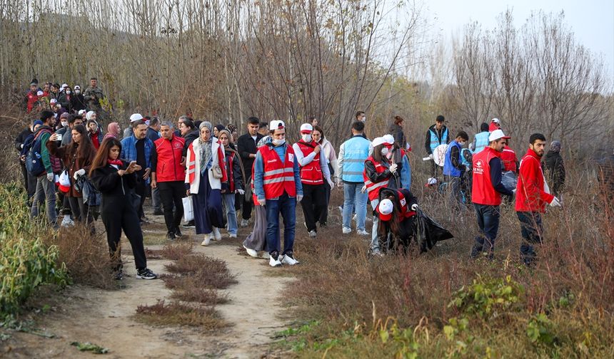 Hevsel Bahçeleri’nde Gönüllülerle Çevre Temizliği