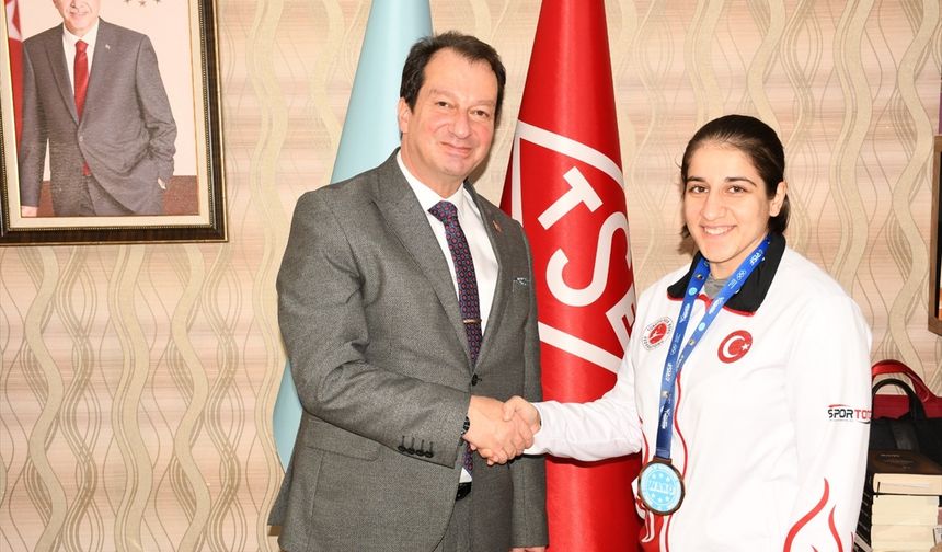 DÜ Rektörü Eronat başarılı sporcularla görüştü