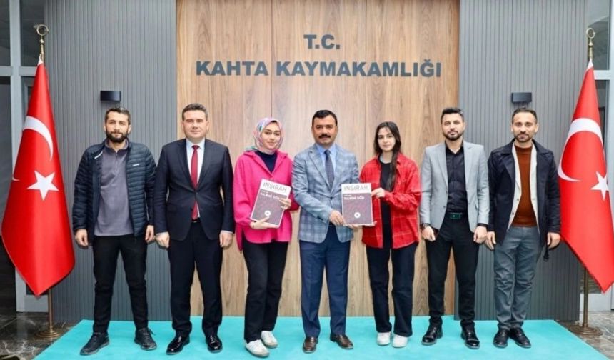 Kahta'da İnşirah Dergisi Kaymakam Soysal'a takdim edildi