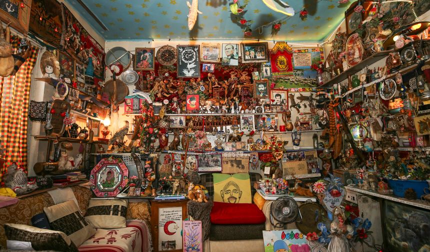 Evini Hediyelik Eşya Müzesine Döndürdü