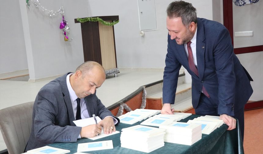 Siirt'te zihinsel engelli Aslan Çevik şiir kitabı yazdı