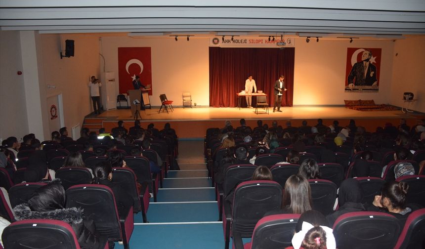 Silopi'de 'Boş Sandalye' adlı oyun sahnelendi