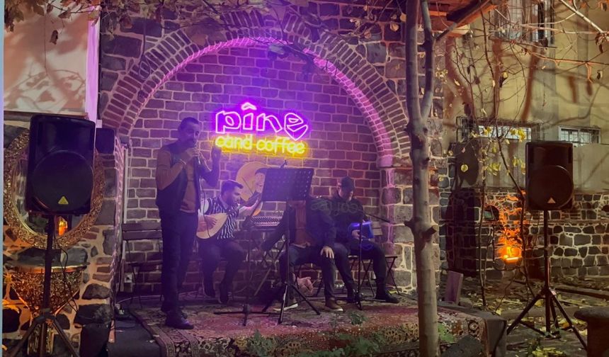 Diyarbakır’da çok dilli şiir gecesi büyük ilgi gördü